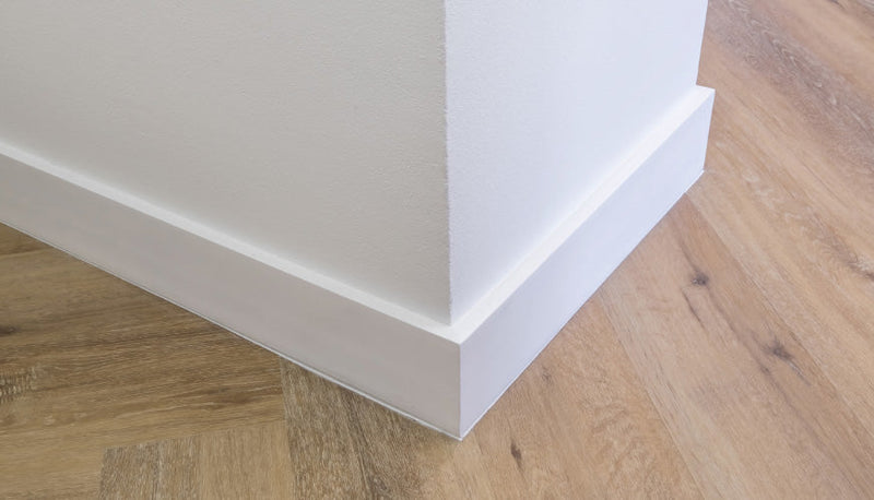 "Vloer die perfect overgaat met de muur, dankzij de plinten en afwerking"