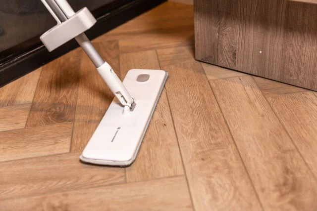 Houten vloer schoonmaken