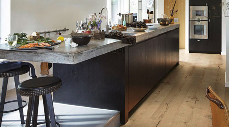 "Moderne zwarte keuken in combinatie met een lichte eiken vloer"