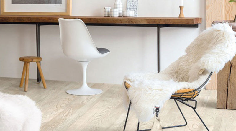 "Lichte PVC vloer in combinatie met lichte meubels"