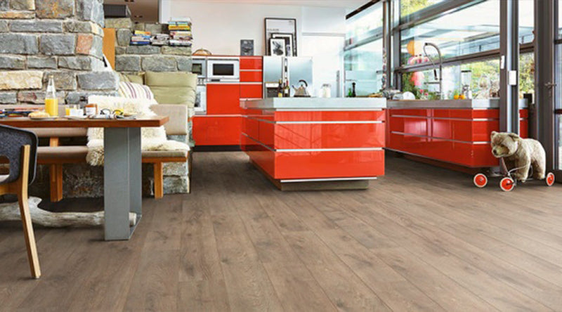 "Sfeerimpressie van laminaat met houtlook in combinatie met kleurrijk interieur"