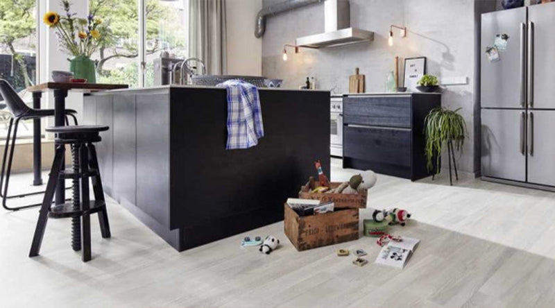 Welke vloer past het best bij een zwarte keuken?