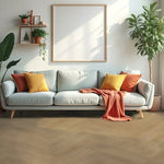 lichte vloer in visgraatpatroon met brede planken in licht eikenkleur, modern interieur met lichtgrijze bank en okergele en roestbruine sierkussens