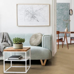 licht beige eiken visgraatvloer met een subtiele houtstructuur en smalle planken