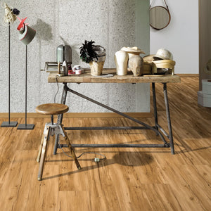 lichte beige eiken vloer met rechte planken en subtiele houtnerfstructuur met fijne donkere noesten