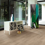 licht beige eiken vloer met subtiele houtstructuur en brede planken, moderne woonkamer met grote raampartijen en kleurrijke kast met geometrisch patroon