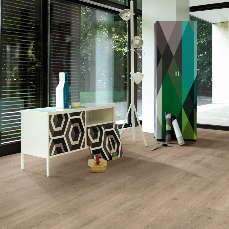 licht beige eiken vloer met subtiele houtstructuur en brede planken, moderne woonkamer met grote raampartijen en kleurrijke kast met geometrisch patroon