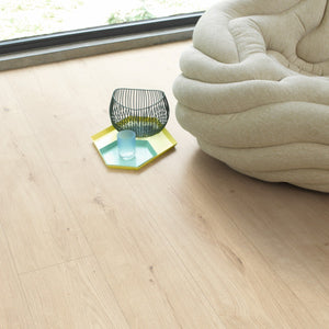licht beige eiken vloer met subtiele houtnerfstructuur en kleine noesten, brede planken in rechthoekig patroon