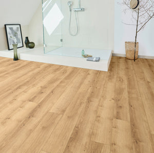 licht beige eiken vloer met rechte planken en subtiele houtnerven en knoesten, fijne natuurlijke houtstructuur zichtbaar