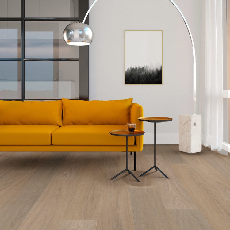 lichte eiken vloer met brede planken en een subtiele houtnerfstructuur in een strakke, modern ingerichte woonkamer met een geel okergele bank en minimalistische zwarte metalen bijzettafels