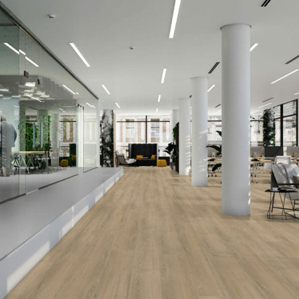 lichte beige eiken vloer met brede planken en subtiele houtnerfstructuur in een moderne kantoorruimte met witte zuilen en glazen wanden