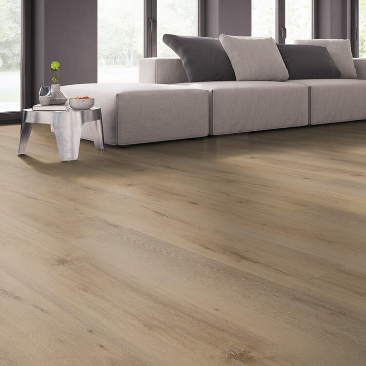 lichte beige eiken vloer met brede planken en natuurlijke houtstructuur in een moderne woonkamer met grijs stoffen bank en metalen bijzettafel