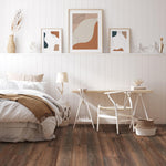 donker bruin eiken vloer met brede planken en een matte structuur in een lichte slaapkamer met witte houten wandbekleding, lichte meubels en warme beige accessoires