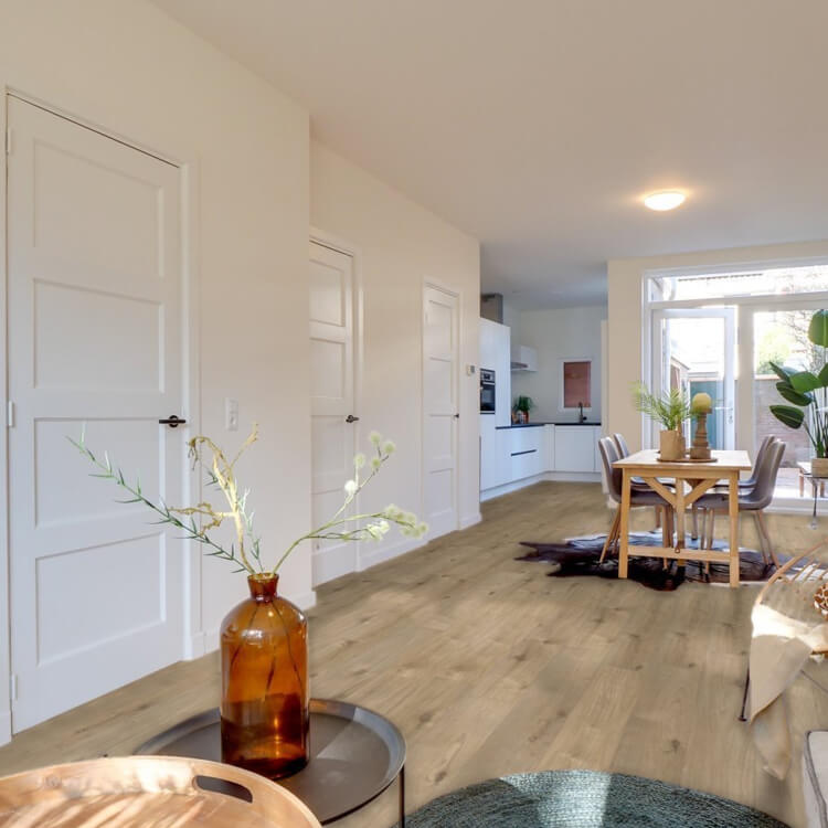 lichte beige eiken vloer met brede planken en natuurlijke houtstructuur in moderne woonkamer met witte deuren en houten eettafel