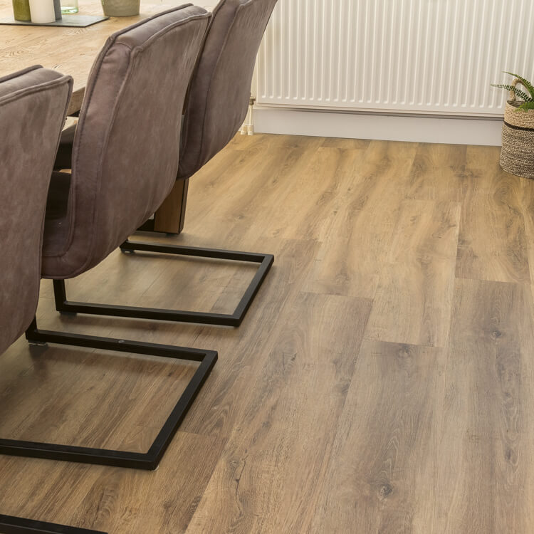 lichte houten vloer met brede planken in een natuurlijke beige eiken kleur en fijne houtnerfstructuur, wedstrijd kamer met moderne stoelen met metalen frame