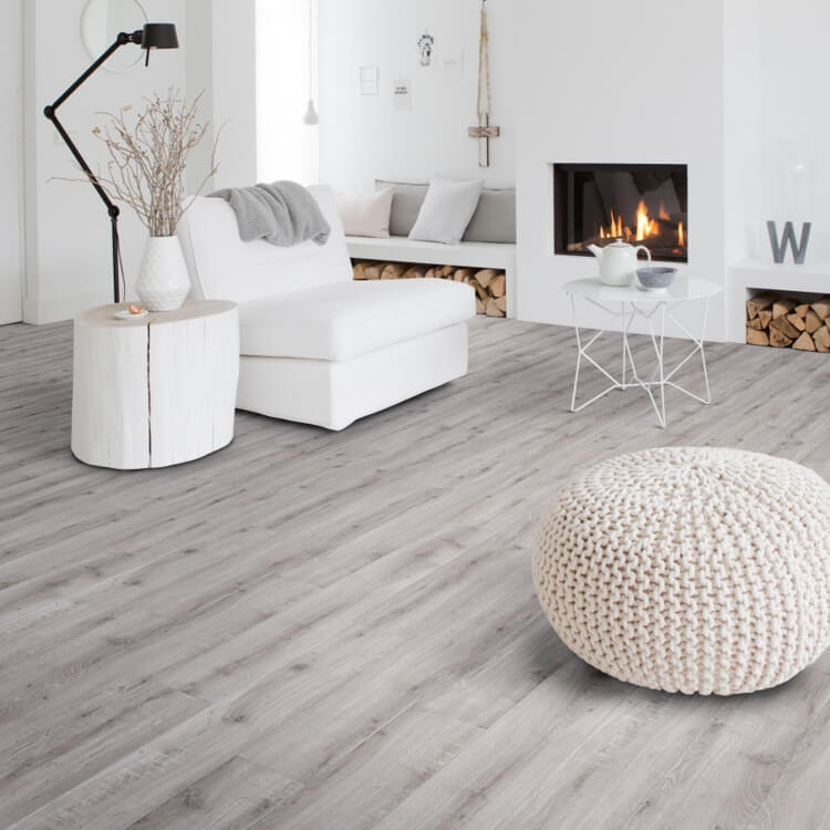 lichte grijs eiken vloer met subtiel houtnerfstructuur en brede planken in moderne woonkamer met wit meubel en open haard