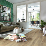 lichte eiken vloer met natuurlijke houtstructuur en brede planken in moderne woonkamer met groen behang en comfortabele zithoek