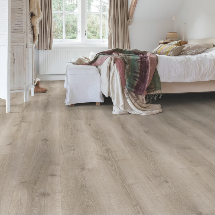 lichte eiken vloer met brede planken en een natuurlijke houtstructuur in een rustige slaapkamer met neutrale inrichting
