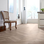 licht eiken visgraatvloer met een fijne houtstructuur in een warme beige tint in een lichte, moderne woonkamer met klassieke stoel en minimalistisch interieur