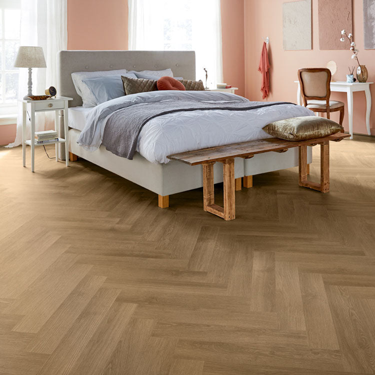 licht beige eiken vloer in visgraatpatroon met matte, fijne houtstructuur in slaapkamerinterieur met grijs bed en houten bankje