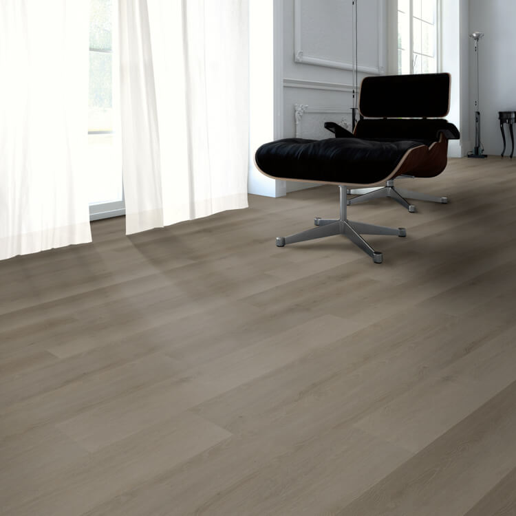 licht grijs eiken vloer met brede planken en subtiele houtstructuur in een moderne woonkamer met zwarte design fauteuil en grote ramen met witte gordijnen