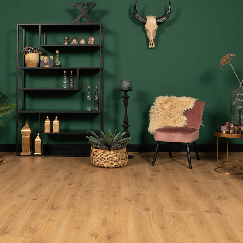lichte eiken vloer met brede planken en een natuurlijke houtnerfstructuur in een warme zandkleurige tint, gecombineerd met groene muur en moderne woonaccessoires