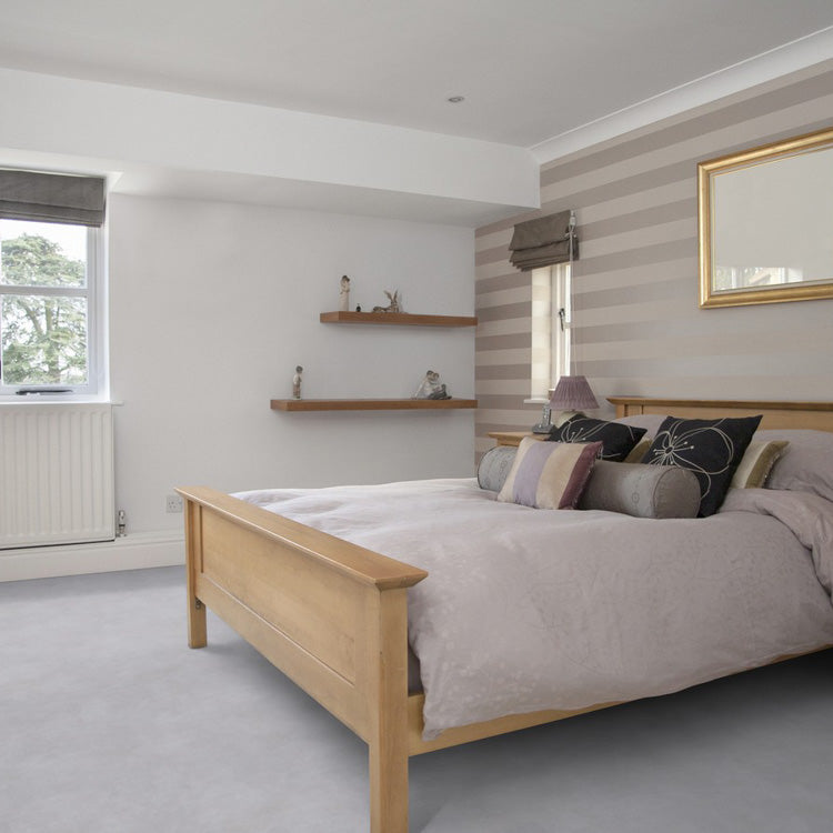 lichte slaapkamer met een effen lichtgrijze vloer en houten bedframe van naturel eikenhout, neutrale muren met horizontale beige strepen en eenvoudige houten wandplanken