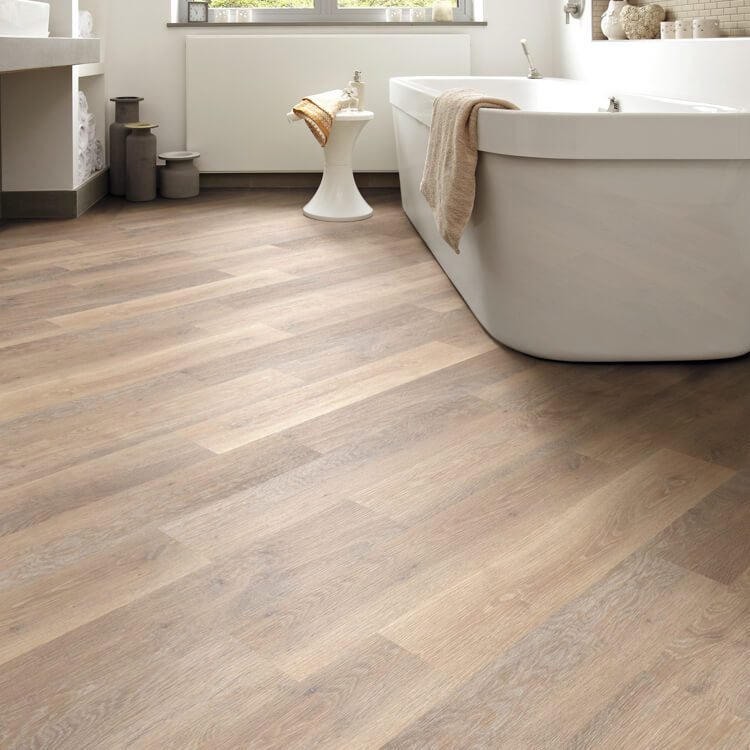 lichte beige eiken vloer met brede planken en natuurlijke houtstructuur in een moderne badkamer naast een vrijstaand wit bad