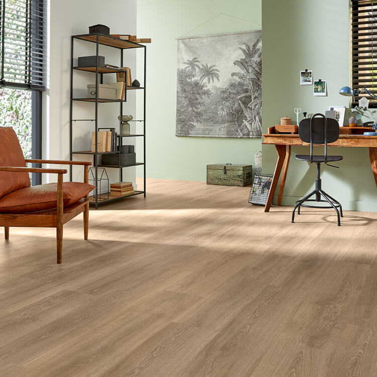 lichte beige eiken vloer met fijn houtnerfstructuur en brede planken in een modern interieur met leren stoel, metalen openkast en houten bureau tegen lichtgroene muur