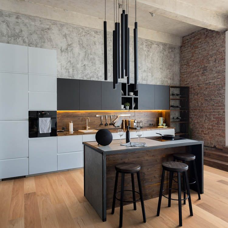 lichte eiken vloer met brede planken en een natuurlijke houtstructuur in een moderne keuken met zwart- en witgekleurde kasten, houten keukeneiland en strakke zwarte hanglampen