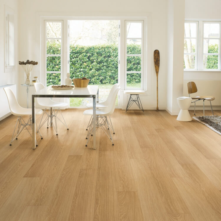 lichte eiken vloer met brede planken en fijne houtnerfstructuur in een lichte, natuurlijke kleur in een modern lichte eetkamer met witte muren en wit kunststof stoelen