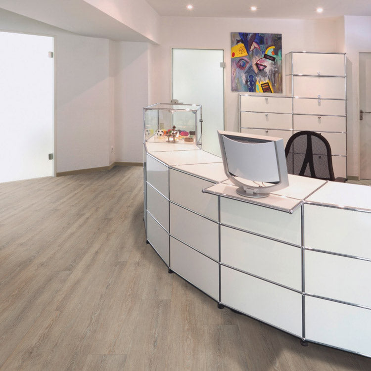 lichte beige eiken vloer met brede planken in een rechte patroon in strak, modern kantoor interieur met witte balie en abstracte kleurrijke schilderij aan de muur