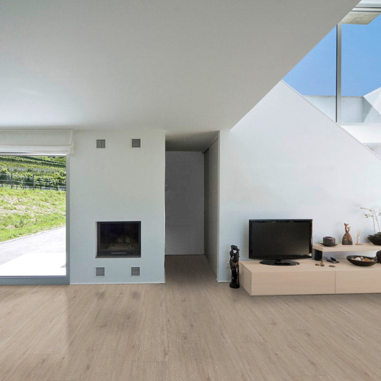 lichte eiken vloer met brede planken en subtiele houtnerf structuur in moderne woonkamer met wit interieur en veel natuurlijk licht