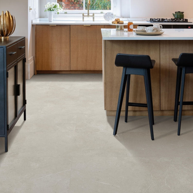 lichte tegelvloer met grote tegels in asgrijs met subtiel golvend streeppatroon in moderne keuken met houten kasten en zwart houten barkrukken
