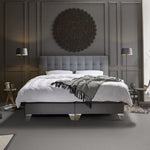 lichtgrijs tapijt met fijne lusstructuur in moderne slaapkamer met grijze wanddecoratie en grijs gestoffeerd bed