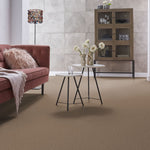 lichte beige tapijtvloer met fijne structuur in moderne woonkamer met oudroze fluwelen bank en wit marmer look ronde bijzettafels