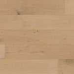lichte beige eiken vloer met brede planken en zichtbare knoesten en natuurlijke houtstructuur