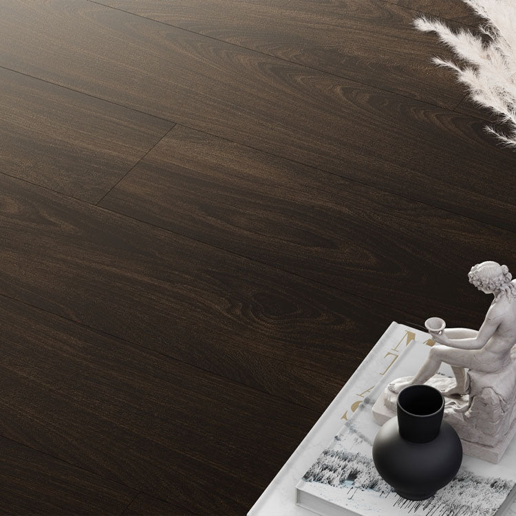 donker bruin eiken vloer met brede planken en subtiele houtstructuur, afgebeeld met decoratieve boeken, een zwart vaasje en een marmeren beeldje op tafelrand
