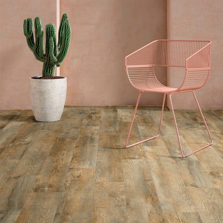 licht bruin eiken vloer met matte houtstructuur en brede planken in visgraatpatroon, geplaatst in een minimalistische ruimte met een betonnen plantenpot en een roze metalen draadstoel