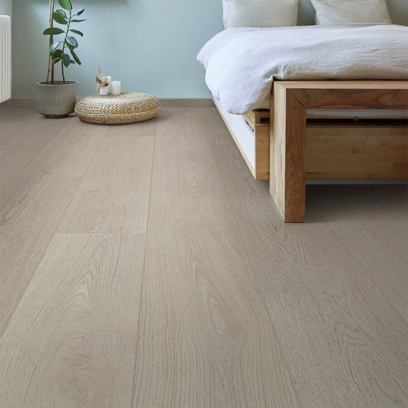 licht beige eiken vloer met brede planken en fijne houtstructuur in een minimalistische slaapkameromgeving