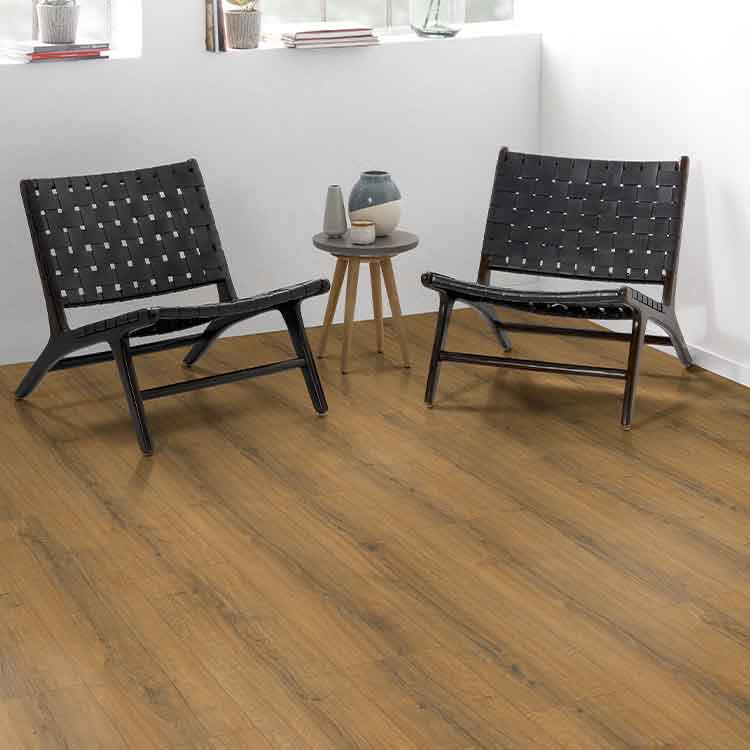 lichte bruin eiken vloer met brede planken en fijne houtnerfstructuur in een minimalistische woonkamer met twee zwarte gevlochten stoelen en een kleine ronde houten bijzettafel
