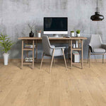 lichte eiken vloer met brede planken en een natuurlijke houtstructuur in een moderne kantoorruimte met lichtgrijze stoelen en een houten bureau tegen een ruwe grijze betonwand