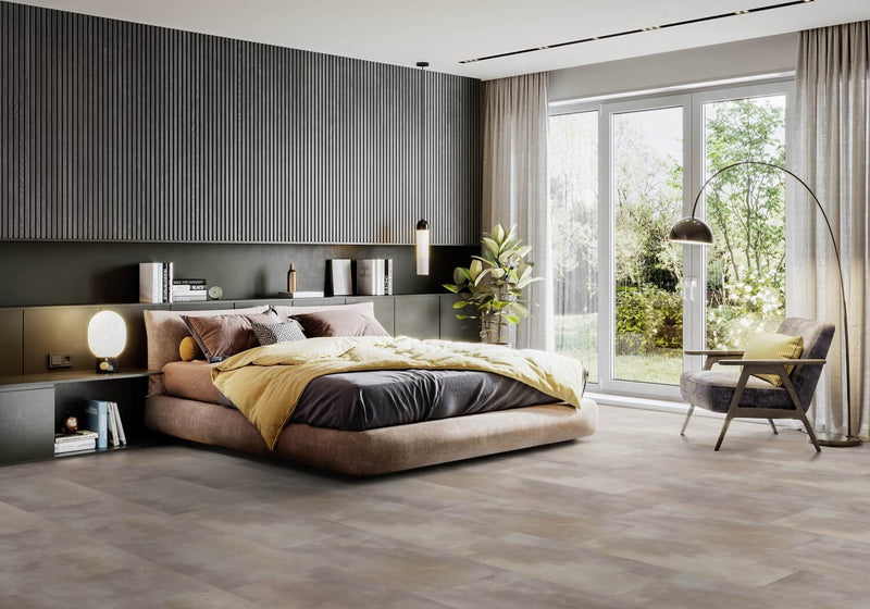 grote slaapkamer met vloerverwarming en grote raampartij, vloer met brede planken in taupe kleur met subtiele golvende structuur en matte afwerking