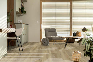 licht beige eiken vloer met natuurlijke houtstructuur en zichtbare knoesten in brede planken