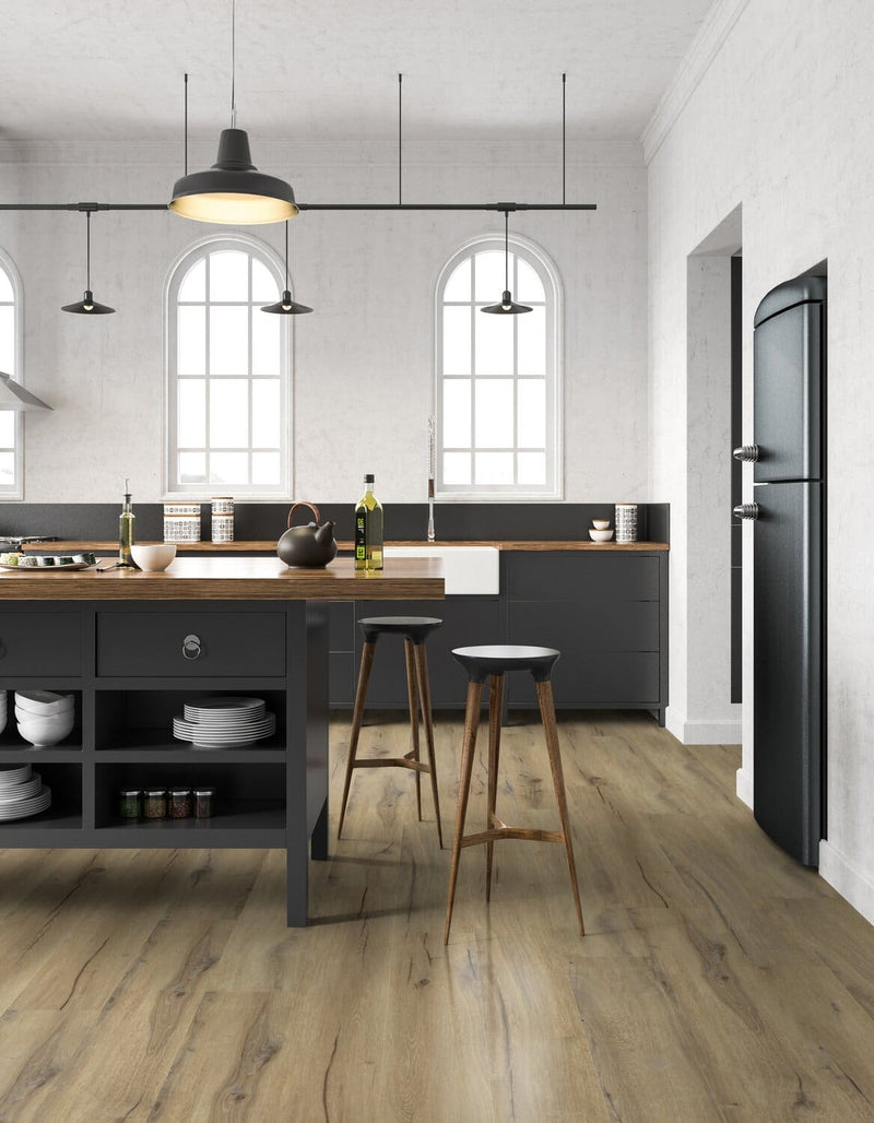 licht beige eiken vloer met brede planken en natuurlijke houtstructuur in moderne keuken met zwartgrijze keukenkasten en houten werkblad