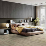 lichte eiken vloer met natuurlijke houtnerfstructuur, brede planken in moderne slaapkamer met grijsbruine wandbekleding en grote glaspartij aan de zijkant