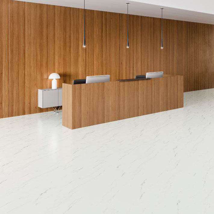 licht marmeren tegelvloer met subtiel grijs golvend aderspatroon in moderne ontvangstbalie met strakke houten wandbekleding in warm bruin eiken in verticale stroken