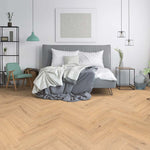 lichte eiken vloer met visgraat patroon, lichte houtnerfstructuur, slaapkamer met grijs bed en turquoise accessoires