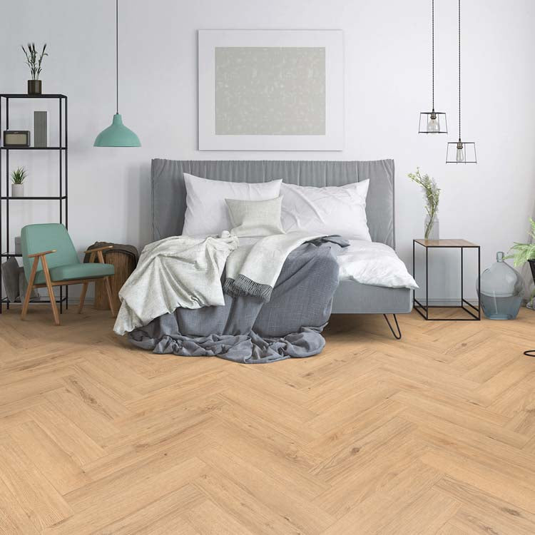 lichte eiken vloer met visgraat patroon, lichte houtnerfstructuur, slaapkamer met grijs bed en turquoise accessoires
