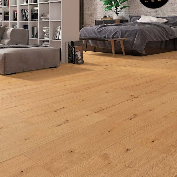 licht beige eiken vloer met brede planken en natuurlijke noesten, strak gelegd in lengterichting in een moderne slaapkameromgeving